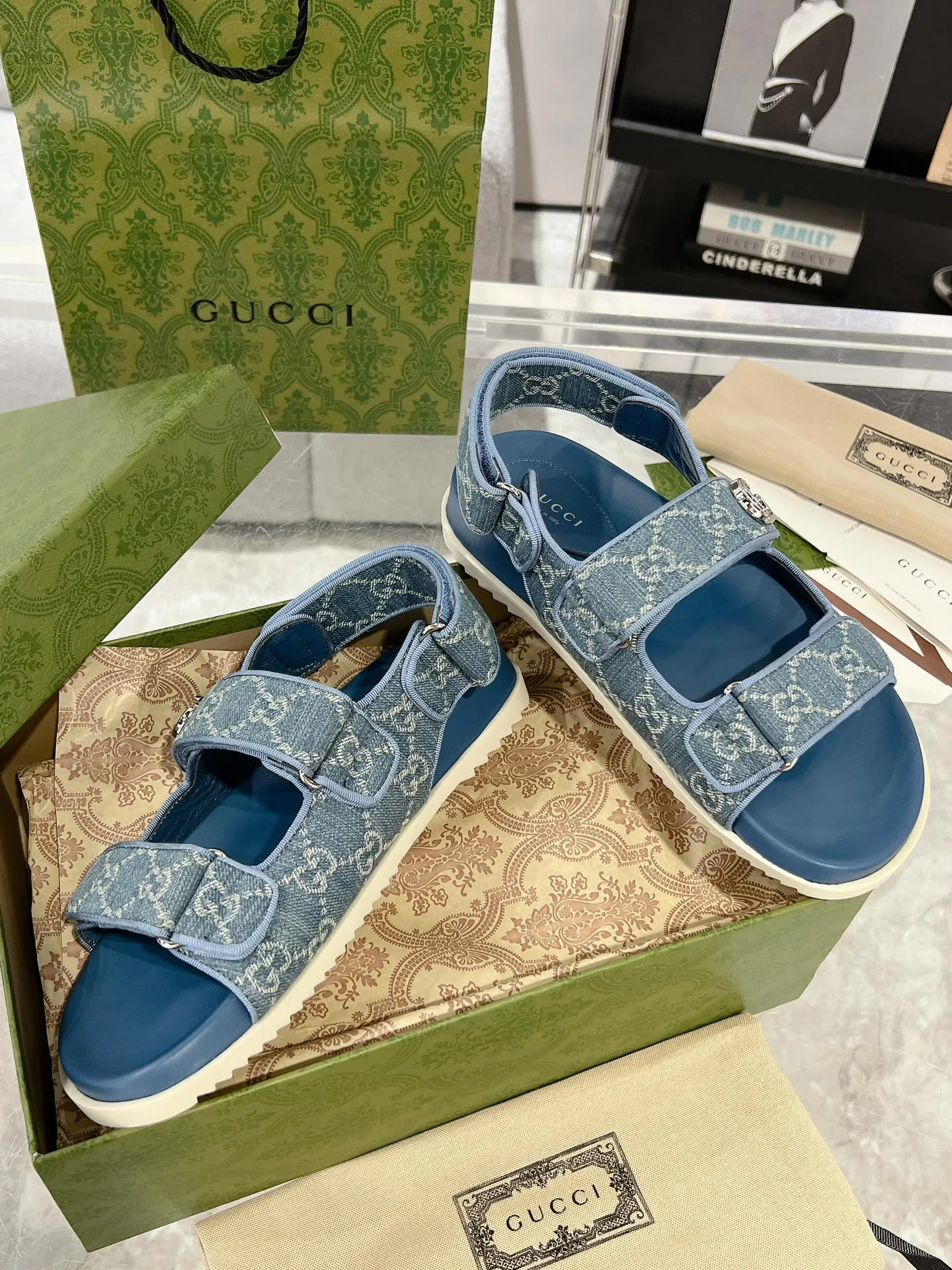 👟👟Ex-factory price 520👟👟 The latest Guccl24ss new product Double G women's Velcro sandals 😎 These flat sandals are designed with Velcro straps, which are modern and sporty, bringing comfort. This accessory is crafted from light blue and ivory white GG denim fabric. The upper straps are decorated with elegant Double G-shaped accessories, showing a unique style. Gucci’s classic presbyopic cloth surface…hot diamond surface…TPU non-slip outsole…ZP molded midsole feet…original metal buckle/rhinestone surface Code number: 35 to 42 (41.42 is custom-made and cannot be returned or exchanged)